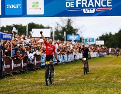 Loana Lecomte e Titouan Carod são os novos campeões franceses de XCO
