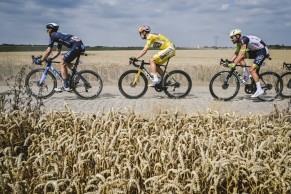 Tadej Pogacar da el primer golpe de mano del Tour de Francia sobre el pavés