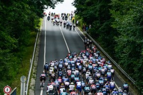 Tadej Pogacar já veste amarelo no Tour de France