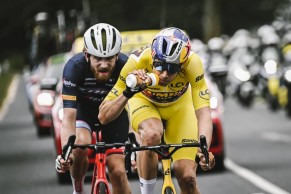 Tadej Pogacar já veste amarelo no Tour de France