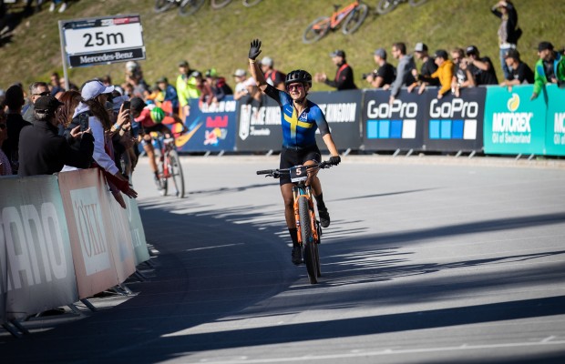 Jenny Rissveds gana con un duro ataque el Short Track de Lenzerheide