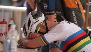 Schurter acusa a Fluckiger de derribarlo en los últimos metros de Lenzerheide: "¡No eres normal!"