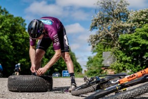 Atar un neumático a la bici para simular las carreras de Copa del Mundo: así vive y entrena Sebastian Fini
