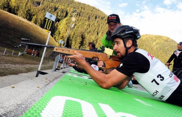 Peter Sagan prueba su puntería con el biatlón