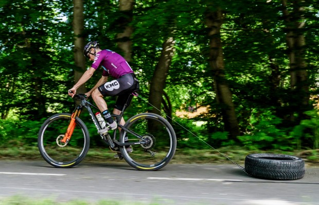 Amarrar um pneu na bicicleta para simular corridas da Copa do Mundo: assim Sebastian Fini vive e treina