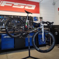 Cuándo te toca reparar tu bici de carretera: lista de componentes y su vida útil