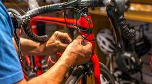 Cuándo te toca reparar tu bici de carretera: lista de componentes y su vida útil