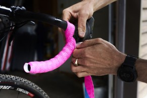 Cuándo te toca reparar tu bici de carretera: lista de componentes y su vida útil