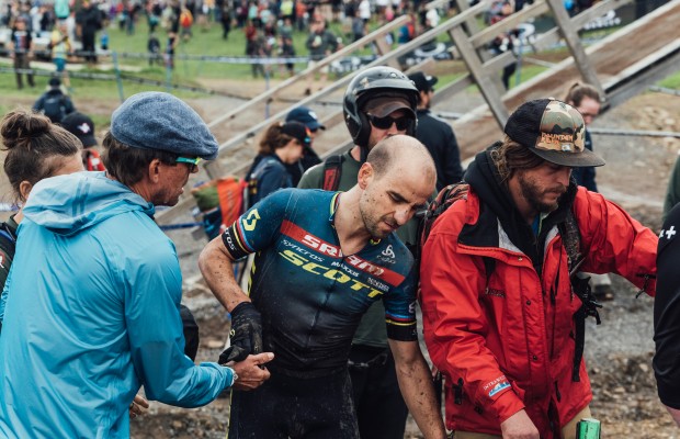Esta foi a terrível queda de Nino Schurter em Snowshoe: ele não tem fraturas, mas ainda está em dúvida para domingo