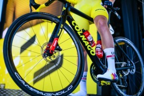 A subasta las zapatillas DMT con diamantes de Tadej Pogacar