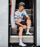 A subasta las zapatillas DMT con diamantes de Tadej Pogacar