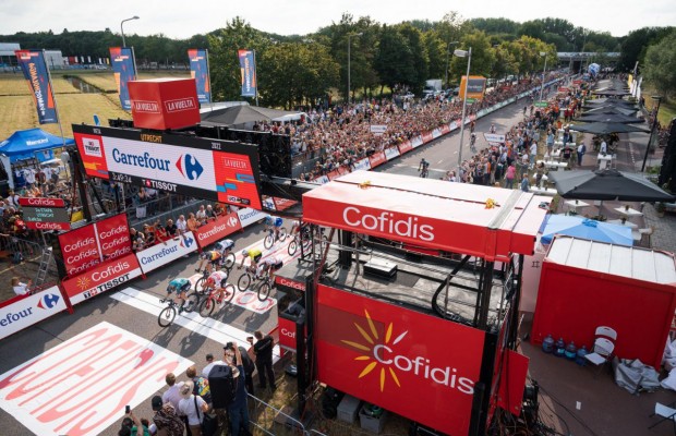 Sam Bennett se anota el primer sprint de La Vuelta a España 2022. Teunissen nuevo líder