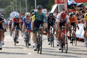 Sam Bennett se anota el primer sprint de La Vuelta a España 2022. Teunissen nuevo líder