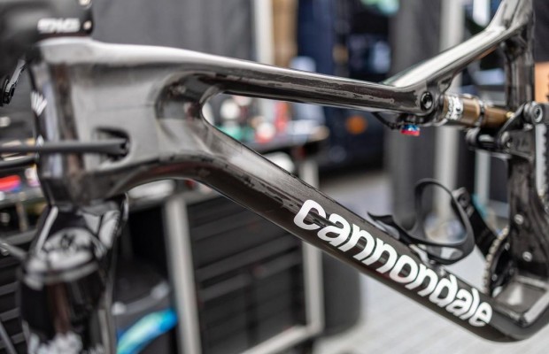 A Cannondale Scalpel em carbono visível de Simon Andreassen para o Campeonato Mundial de Les Gets