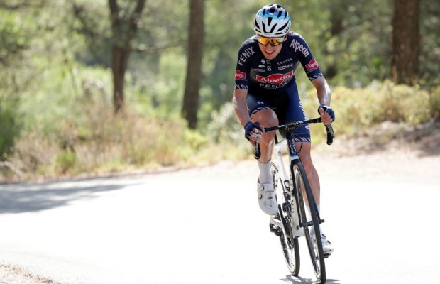 Jay Vine mantiene el pleno al ganar también la segunda etapa de montaña de La Vuelta