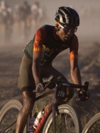 Suleiman Kangangi morre durante corrida de gravel em Vermont Overland