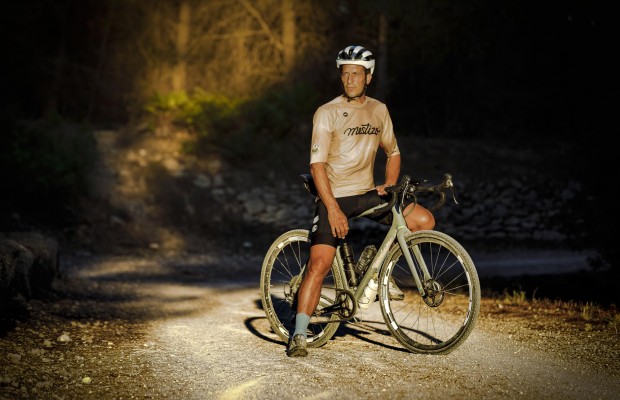 Gobik Mestizo, uma coleção de roupas de gravel assinada por Juan Antonio Flecha