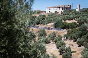 Evenepoel se defiende como gato panza arriba en la etapa reina de La Vuelta
