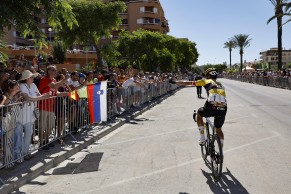 Mads Pedersen suma su segunda victoria de etapa en La Vuelta en un accidentado final