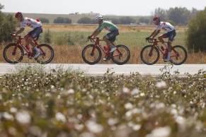 Mads Pedersen suma su segunda victoria de etapa en La Vuelta en un accidentado final