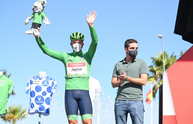Mads Pedersen suma su segunda victoria de etapa en La Vuelta en un accidentado final