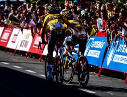 Rigoberto Urán vence el día en que La Vuelta lamenta el abandono de Roglic