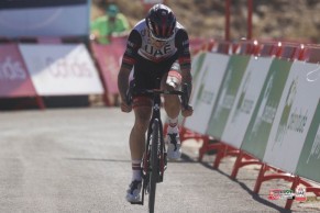 Rigoberto Urán vence el día en que La Vuelta lamenta el abandono de Roglic