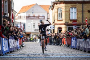 Pauline ganha sua terceira camisa arco-íris e Gaze surpreende no Campeonato Mundial de XCM