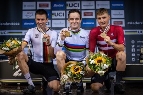 Pauline ganha sua terceira camisa arco-íris e Gaze surpreende no Campeonato Mundial de XCM