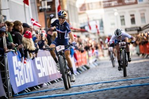 Pauline ganha sua terceira camisa arco-íris e Gaze surpreende no Campeonato Mundial de XCM