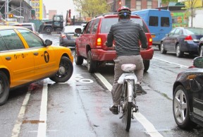 Los neoyorquinos podrían ganar dinero por denunciar a los que aparquen en carriles bici