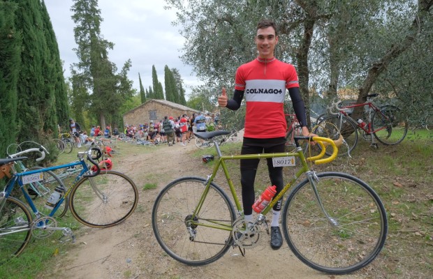 Juan Ayuso retrocede en el tiempo