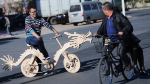 22.000 palitos de helado para fabricar una bici con forma de dragón