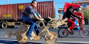 22.000 palitos de helado para fabricar una bici con forma de dragón