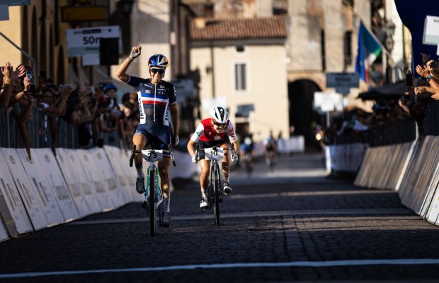 Pauline vence o Mundial de Gravel, sua quarta camisa arco-íris do ano