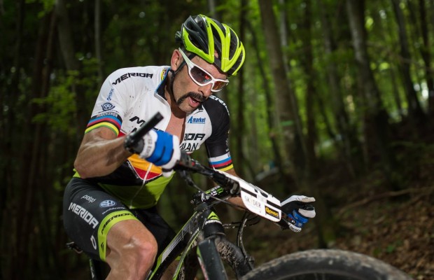 Así arregla un pinchazo Jose Antonio Hermida con una sola mano