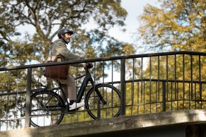 Sophisticated and with automatic drivetrain, the new Decathlon e-bike for the city