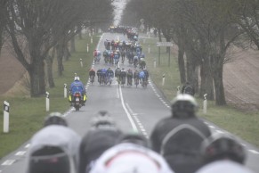 How much time would a professional cyclist take out on an amateur in a race?