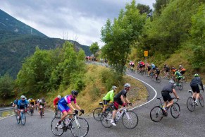 How much time would a professional cyclist take out on an amateur in a race?