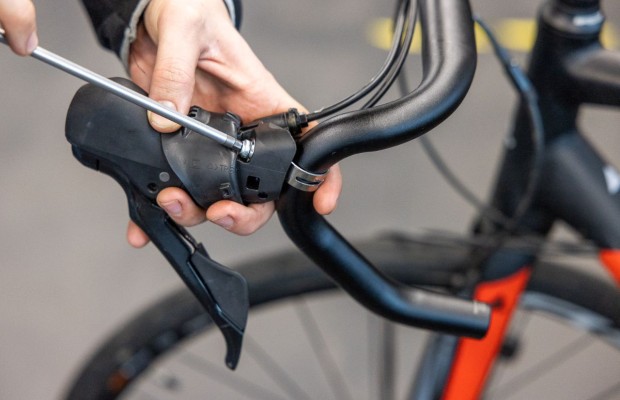 Cómo colocar en la posición correcta las manetas en la bici de carretera