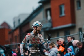 A recuperação meteórica de Pidcock não lhe valeu a vitória, Vanthourenhout vence em Overijse