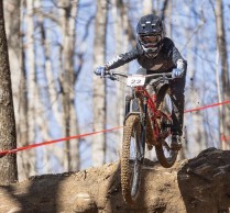 Jolanda Neff vence em DH, Cyclocross e Enduro com apenas uma semana de diferença