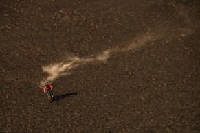 Richard Gasperotti descends the volcano Etna on his Mondraker Foxy