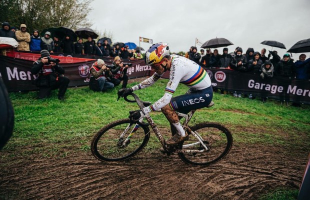 Pidcock's coach: "Van Aert and Van der Poel are much better in CX, it's difficult for Tom to beat them"