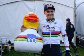 Primera victoria de Pidcock con el maillot arcoíris