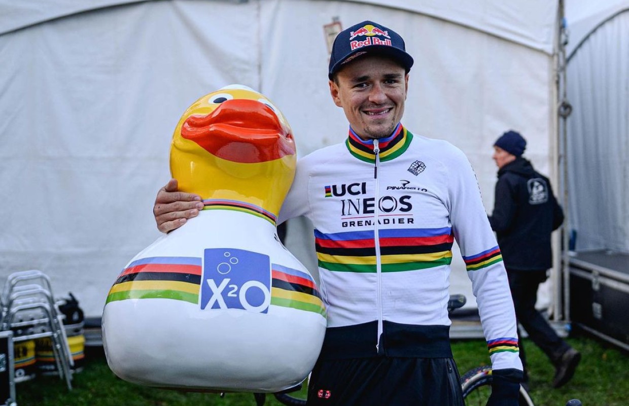 First victory for Pidcock wearing the rainbow jersey