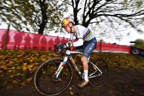 Van der Poel dominates and wins the CX World Cup in Hulst