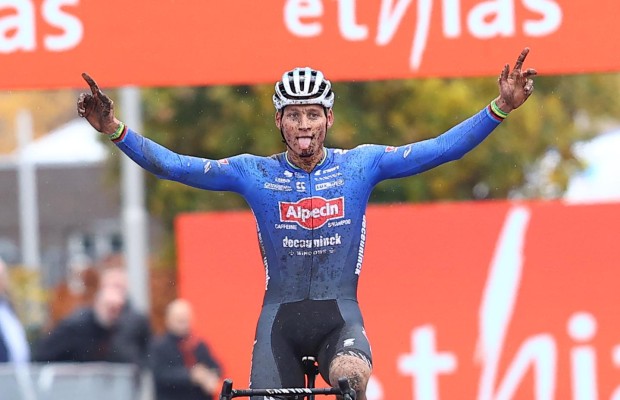 Van der Poel dominates and wins the CX World Cup in Hulst