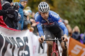 Pidcock admite que está en desventaja con Van der Poel y Van Aert