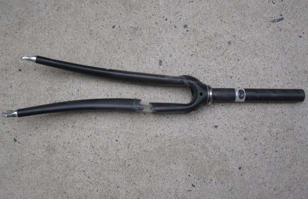 Por que os garfos geralmente quebram nas bicicletas de estrada e qual é a solução?